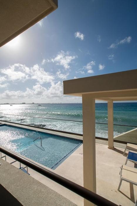 Luxury Ocean front SeaDreams 2 with 7 Mile Beach Views - Appartement Trois Chambres