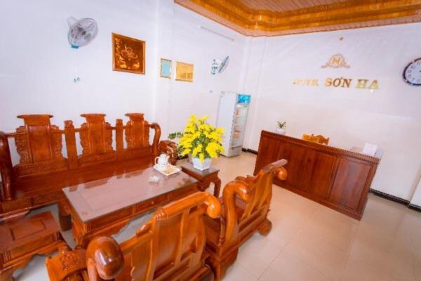 comedor con mesa de madera y sillas en khách sạn sơn hạ, en Kon Tum
