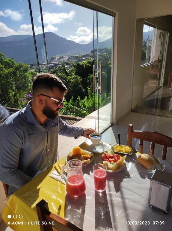 Nespecifikovaný výhled na hory nebo výhled na hory při pohledu z hotelu