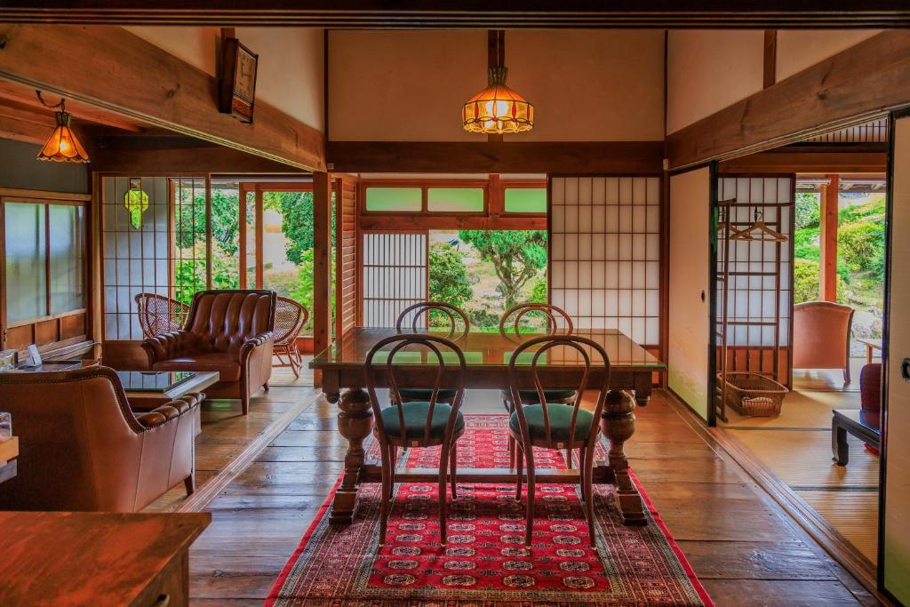 Posezení v ubytování ジビエと田舎暮らしの宿 ヌックスキッチン Japanese Game Meat Cuisine & Lodge Nook's Kitchen
