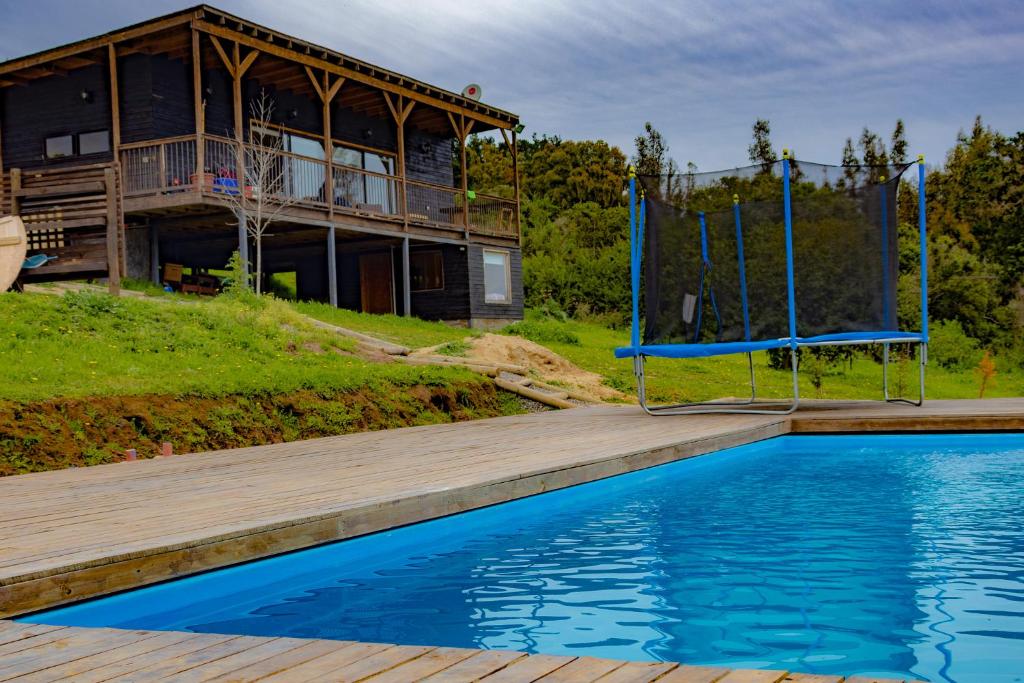 BarrancasにあるCasa de campoのプールと遊び場付きの家
