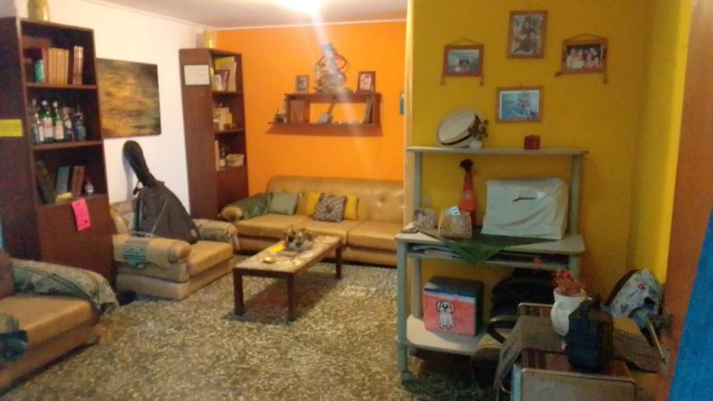 sala de estar con sofá y mesa en La Cage en San Miguel de Tucumán