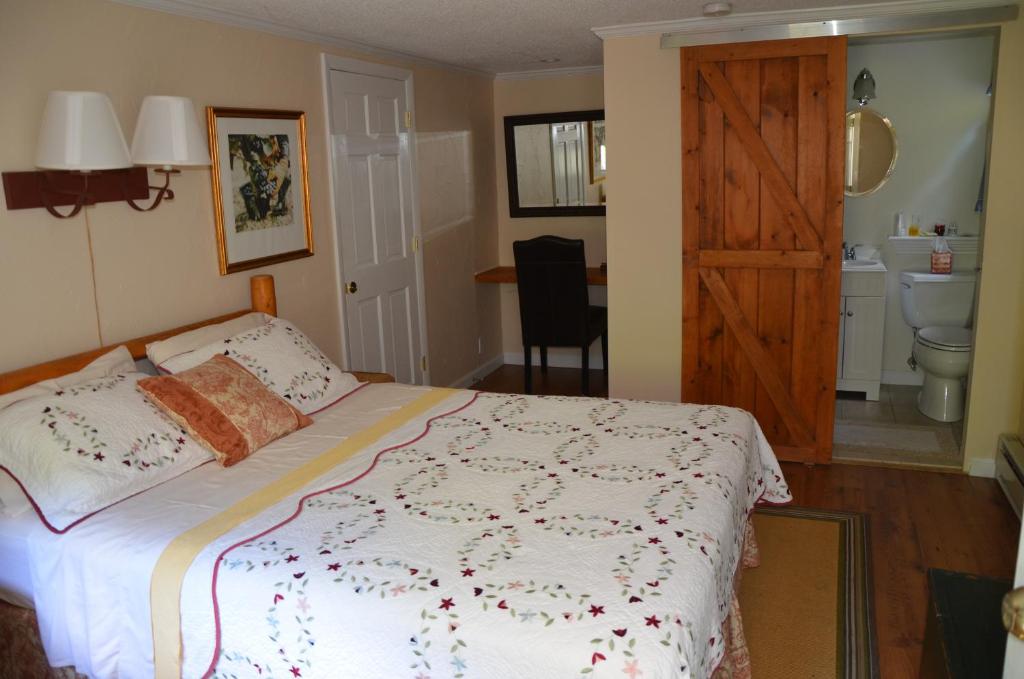 Postel nebo postele na pokoji v ubytování Cornwall Inn