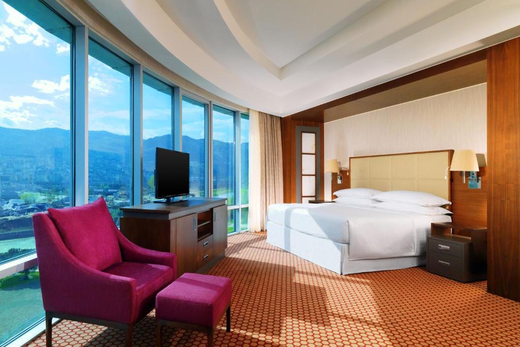 TV a/nebo společenská místnost v ubytování Sheraton Bursa Hotel