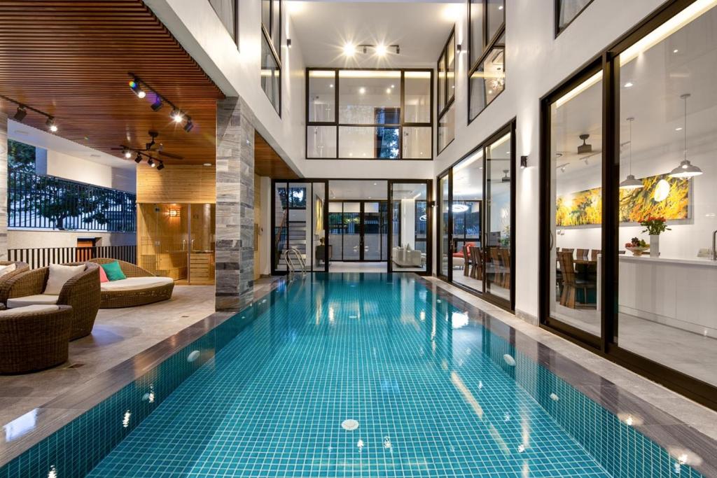 une piscine intérieure dans une maison dans l'établissement My Khe Beach Villa, à Đà Nẵng
