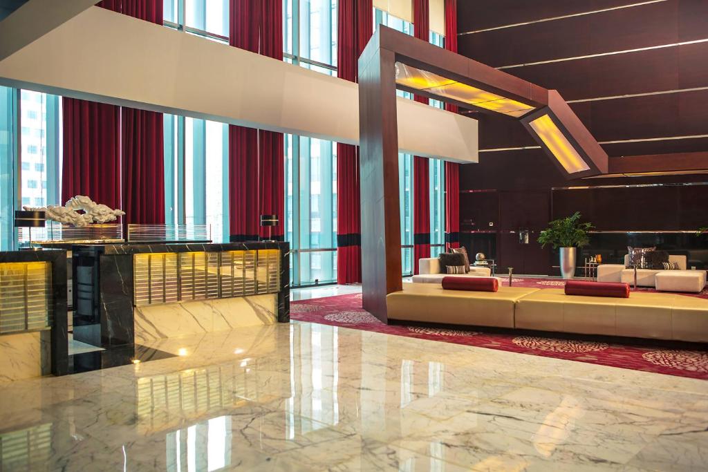 een lobby van een hotel met een grote lobby bij Renaissance Beijing Capital Hotel in Beijing