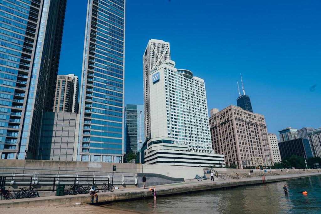 una ciudad con edificios altos y un cuerpo de agua en W Chicago - Lakeshore en Chicago