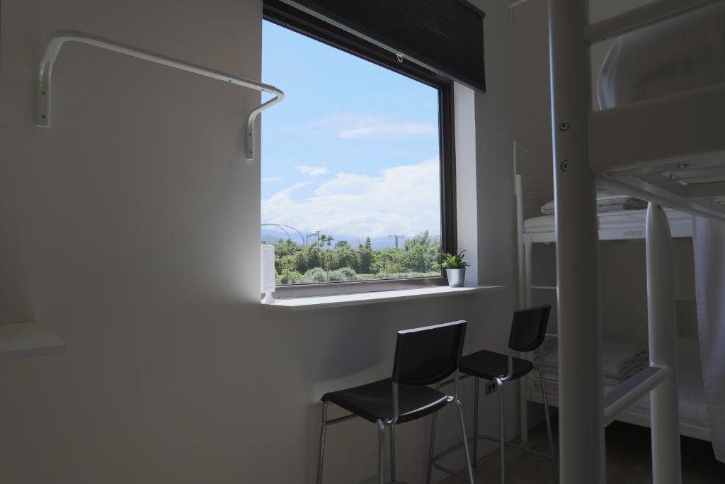 Nespecifikovaný výhled na hory nebo výhled na hory při pohledu z hostelu