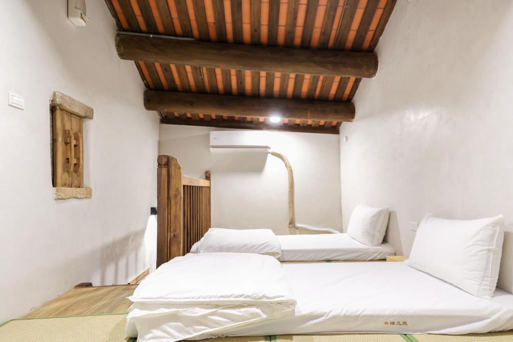 Postel nebo postele na pokoji v ubytování First Floor Inn Kinmen