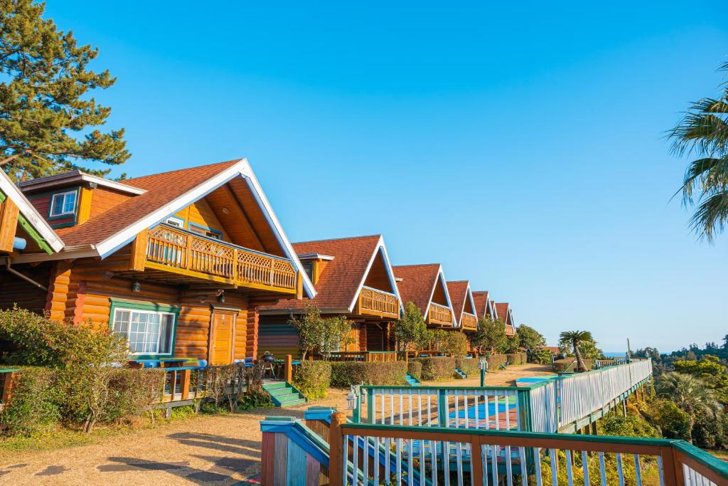 Jungmun Log Pension & Resort - Three-Bedroom Villa (10 Adults)
