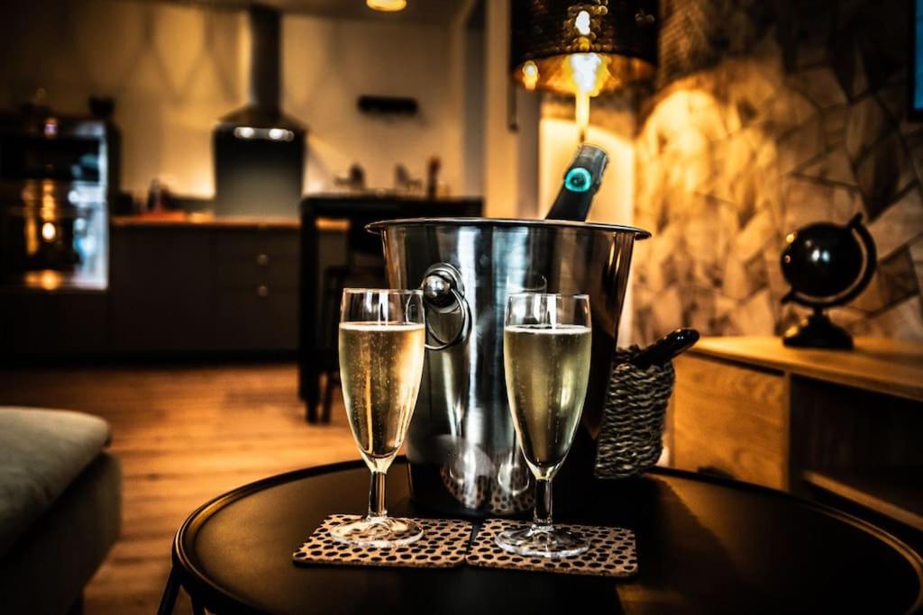 布里埃的住宿－La Sublime Love House，桌子上两杯香槟,桶