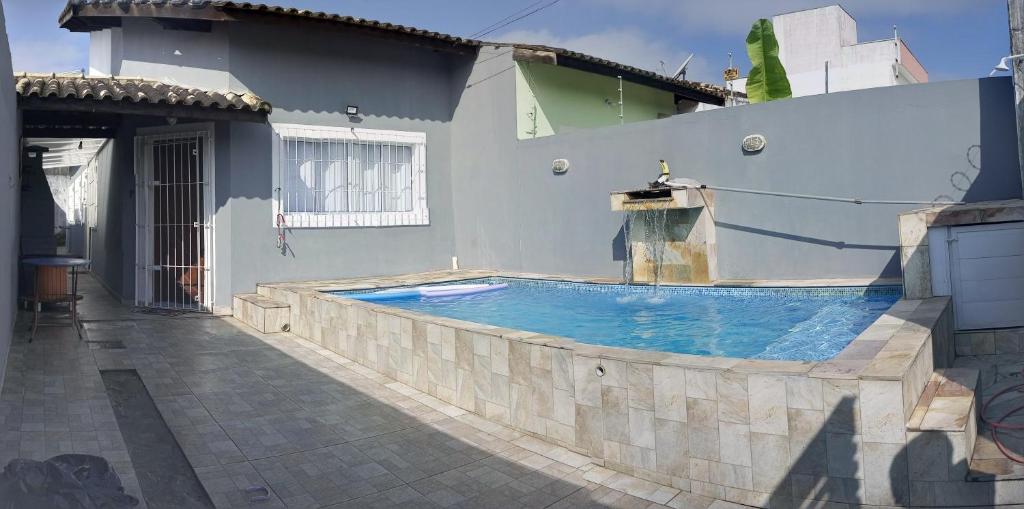 een zwembad aan de zijkant van een huis bij Casa Cibratel 2 in Itanhaém