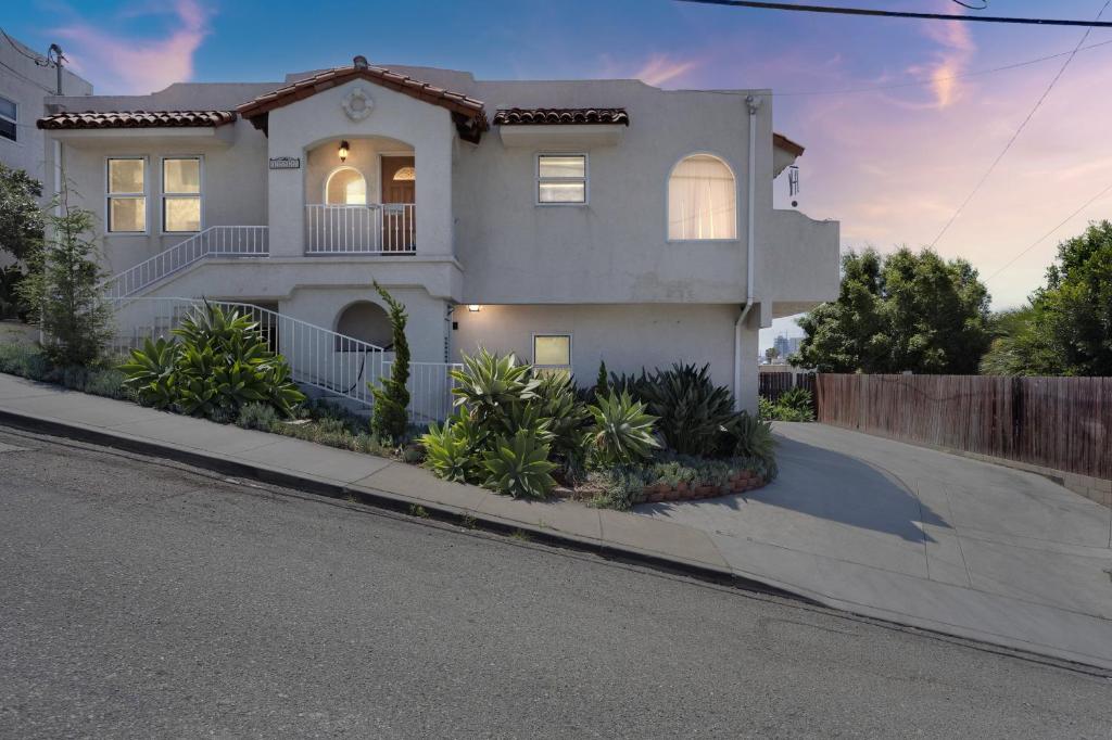 une grande maison blanche dans une rue dans l'établissement Charming Retreat on West Quince Street condo, à San Diego