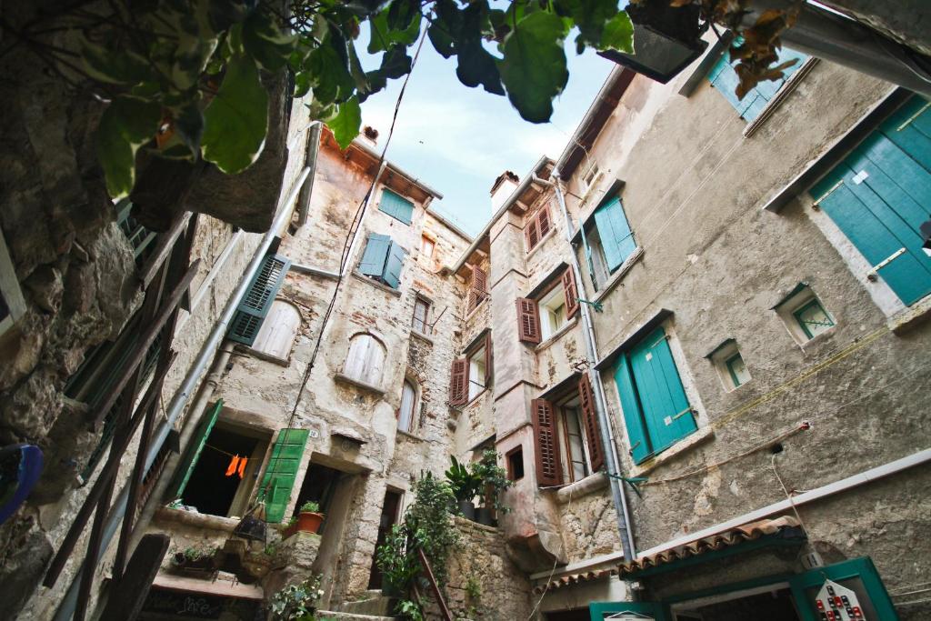 stary budynek z niebieskimi drzwiami i oknami w obiekcie Casa Bachieri w Rovinj