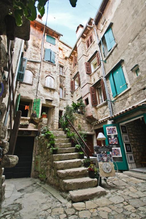 stary kamienny budynek ze schodami w alejce w obiekcie Casa Bachieri w Rovinj