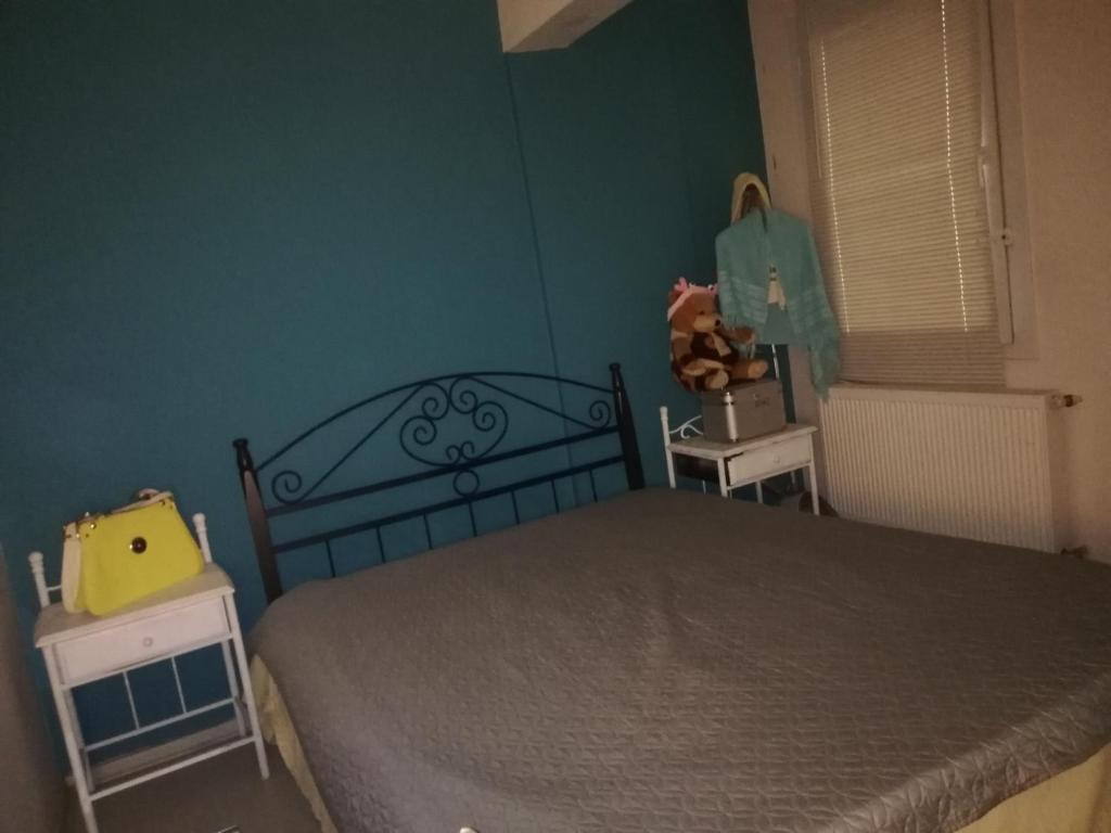 ein Schlafzimmer mit einem Bett und einer blauen Wand in der Unterkunft evren tepe in Konak