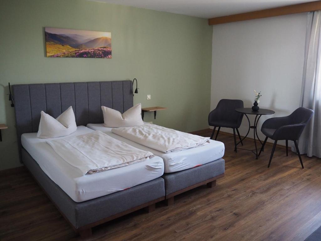Postel nebo postele na pokoji v ubytování Hotel Garni Kern