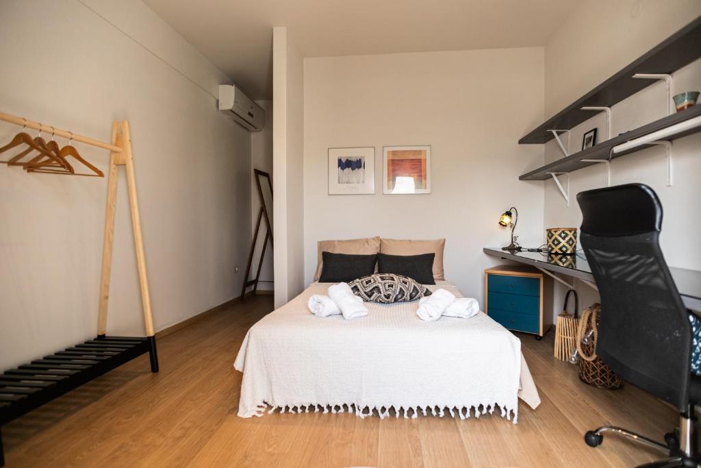 1 dormitorio con 1 cama con toallas en AEGLI Central Luxury Apartment, en Alexandroupoli