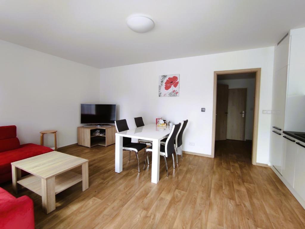 TV a/nebo společenská místnost v ubytování Apartmány Říčky