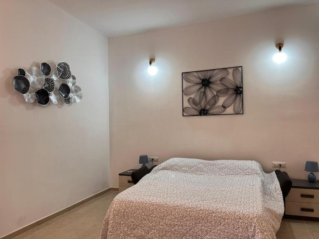 - une chambre avec un lit et une photo sur le mur dans l'établissement Loft Delle Scalette, à Nepi