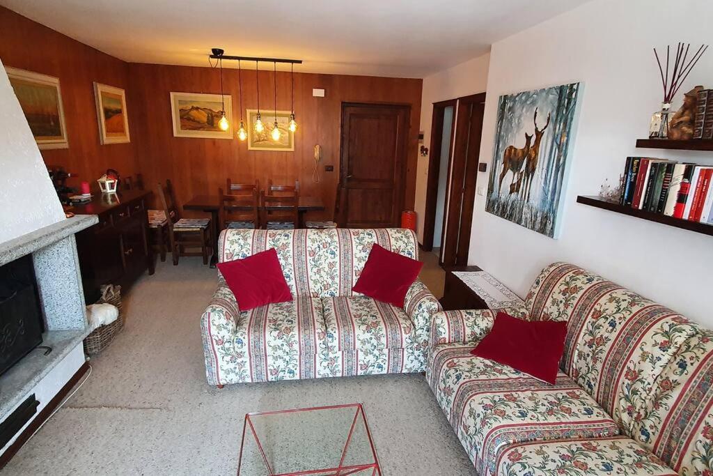 - un salon avec deux canapés et une cheminée dans l'établissement Appartamento a Campo Carlo Magno, à Madonna di Campiglio
