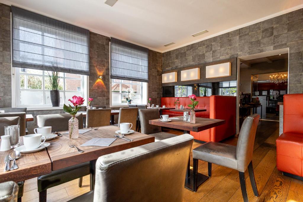 ein Esszimmer mit einem Tisch und Stühlen in der Unterkunft Hotel Fischerhaus in Düsseldorf