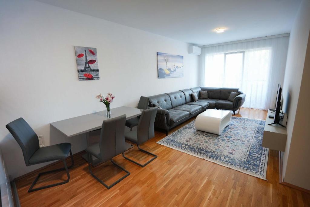 Hotel Gold Inn - Apartment With Balcony - Annex