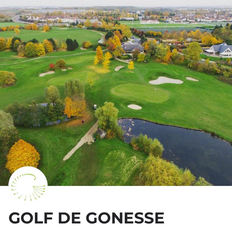 vista aerea su un campo da golf di Escale Studio 21m Aéroport CDG Parc expo Astérix a Gonesse