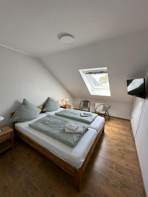 a bedroom with a bed and a window at Ferienwohnung Molly in Brunsbüttel