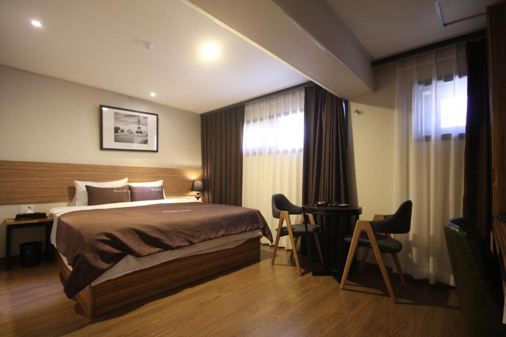 Postel nebo postele na pokoji v ubytování The May Hotel