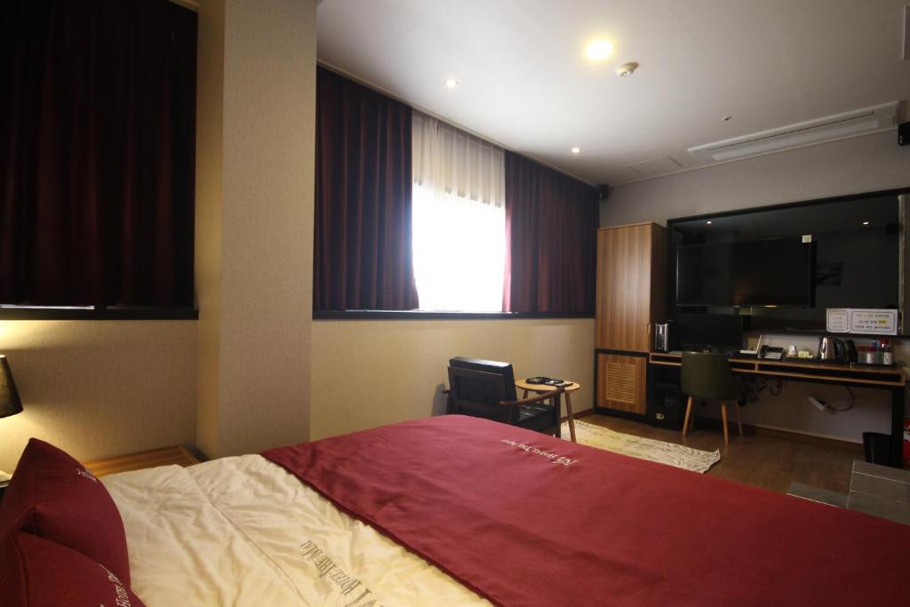 Postel nebo postele na pokoji v ubytování The May Hotel