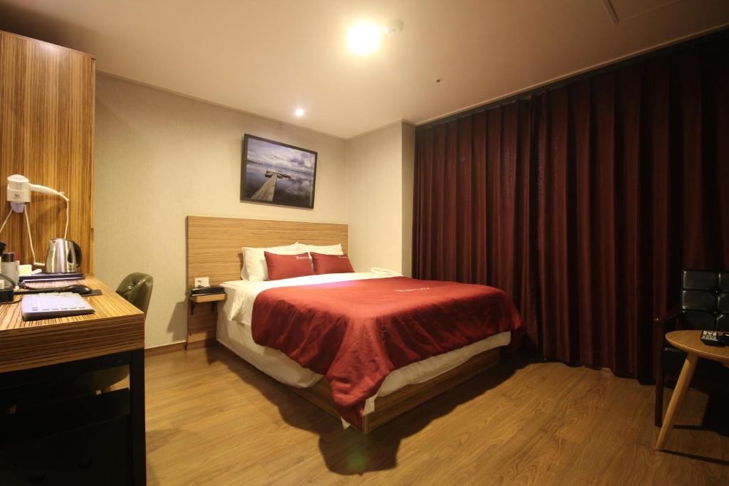 Postel nebo postele na pokoji v ubytování The May Hotel