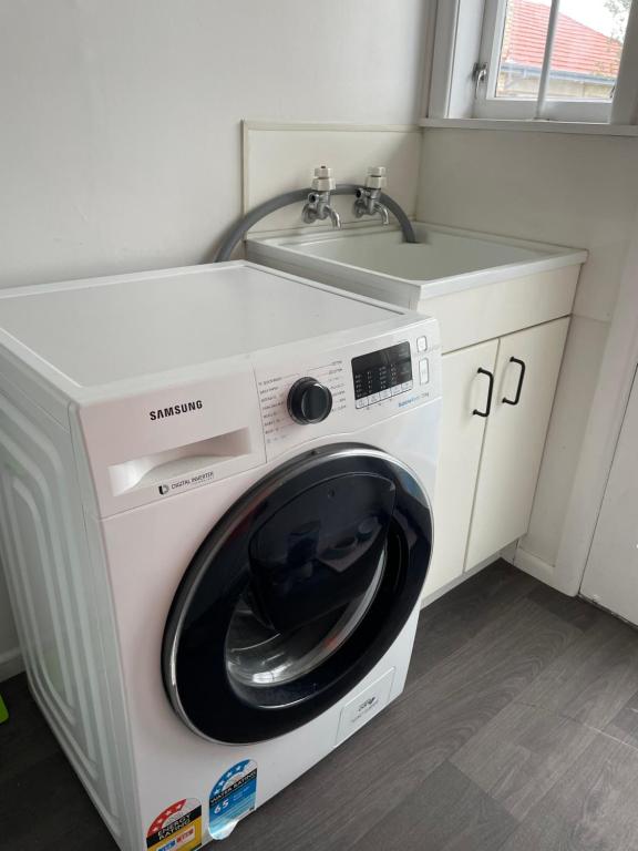 Sunny 2bdrm home close to Hospital & Gardens