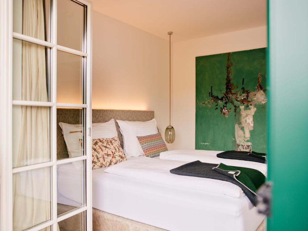 Postel nebo postele na pokoji v ubytování TAUROA Seehotel Grundlsee