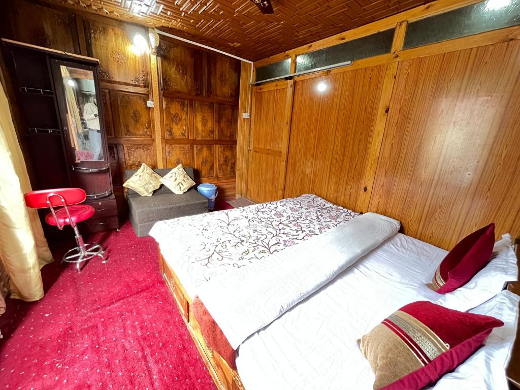 Postel nebo postele na pokoji v ubytování New Silver Jubilee Heritage Group Of Houseboats
