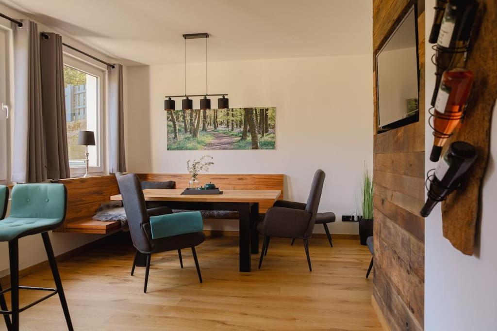 施馬倫貝格的住宿－Nest Heiminghausen，一间带木桌和椅子的用餐室