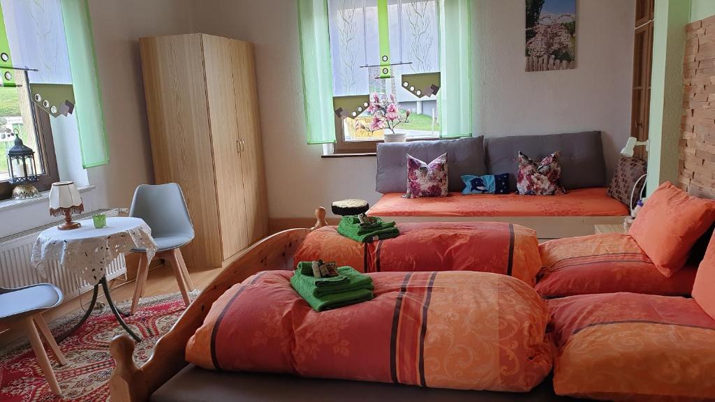 uma sala de estar com dois sofás e um sofá em FW-Talblick em Annaberg-Buchholz