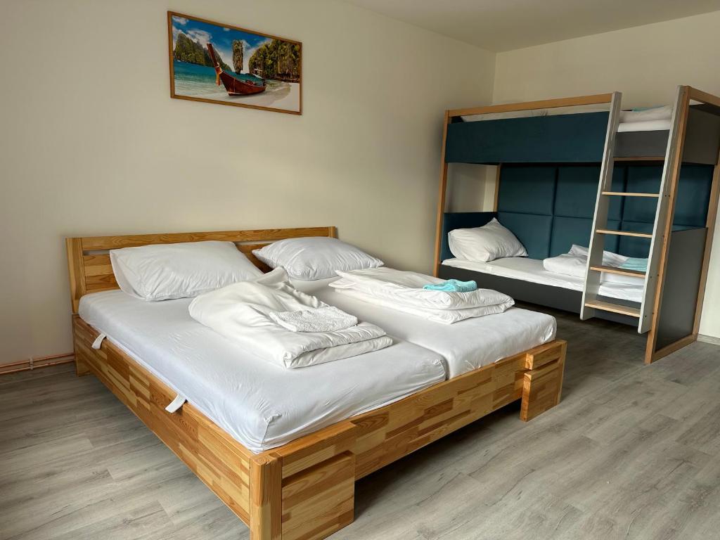 Łóżko lub łóżka w pokoju w obiekcie KK Apartments