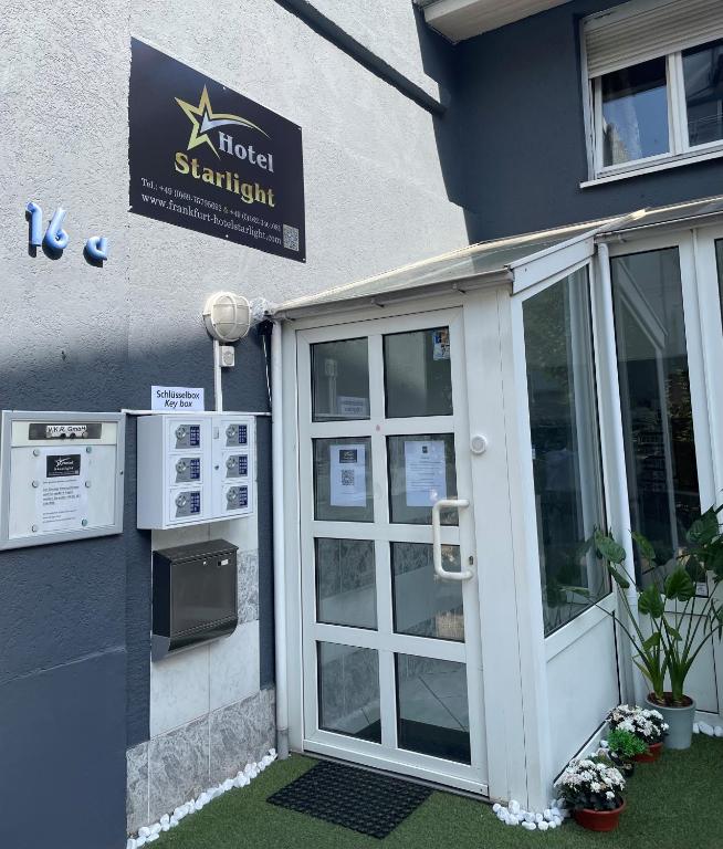 eine Tür zu einem Hotel mit einem Schild darauf in der Unterkunft Hotel Starlight in Frankfurt am Main