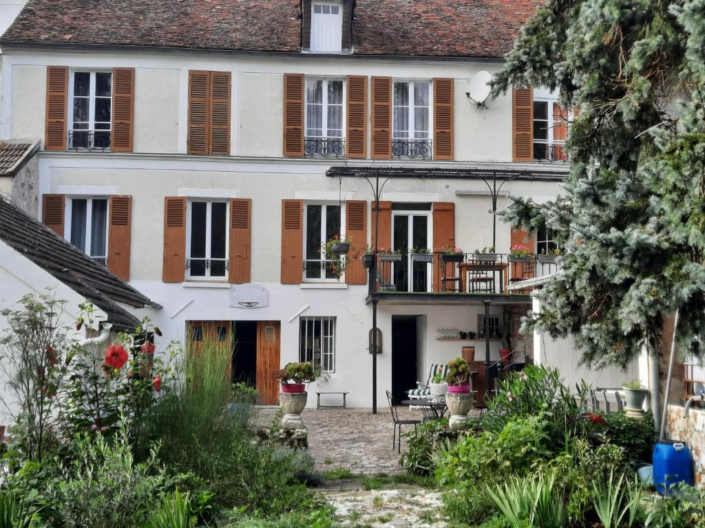 a house with a courtyard in front of it at Homelière in Villeneuve-sur-Bellot