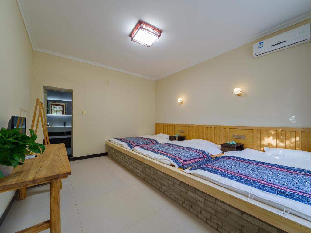 Postel nebo postele na pokoji v ubytování Dunhuang Hu Yang Inn