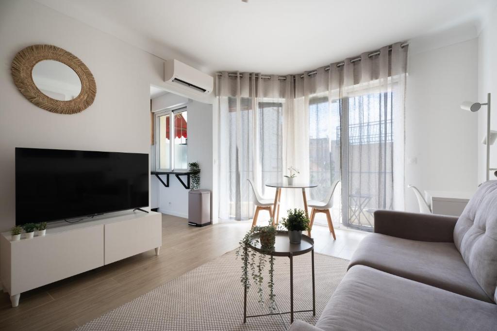 Televízia a/alebo spoločenská miestnosť v ubytovaní Studio calme et climatisé au cœur de Cannes