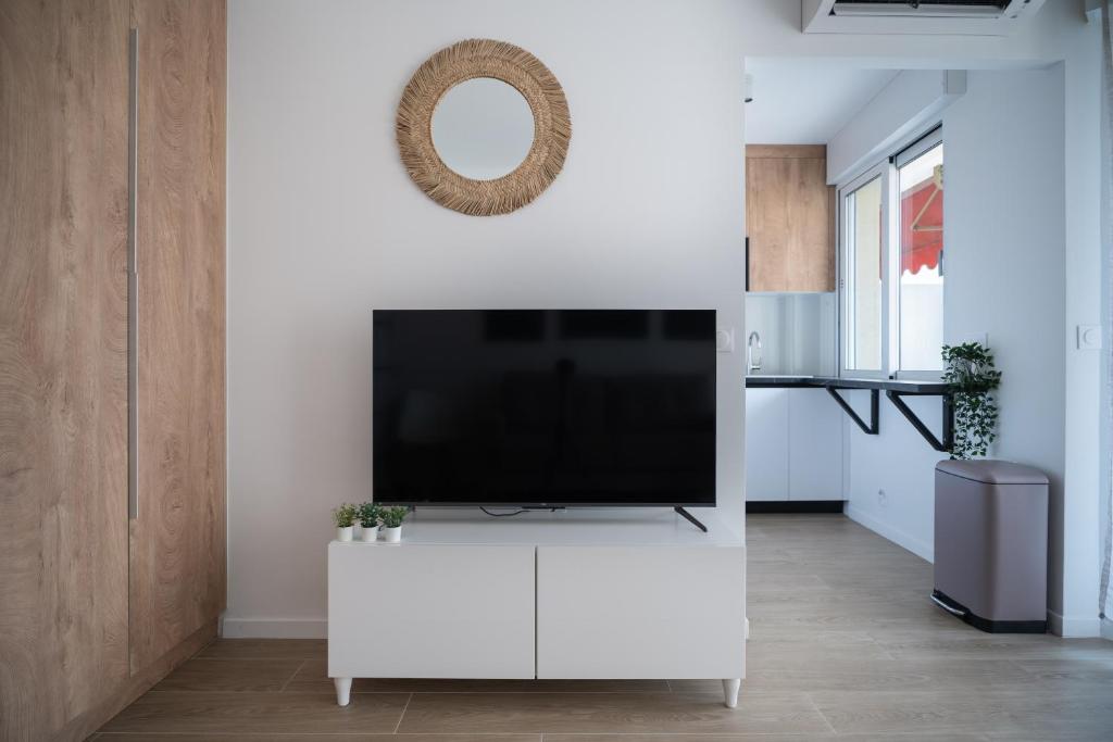 Televízia a/alebo spoločenská miestnosť v ubytovaní Studio calme et climatisé au cœur de Cannes