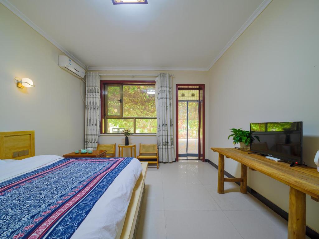 Postel nebo postele na pokoji v ubytování Dunhuang Hu Yang Inn