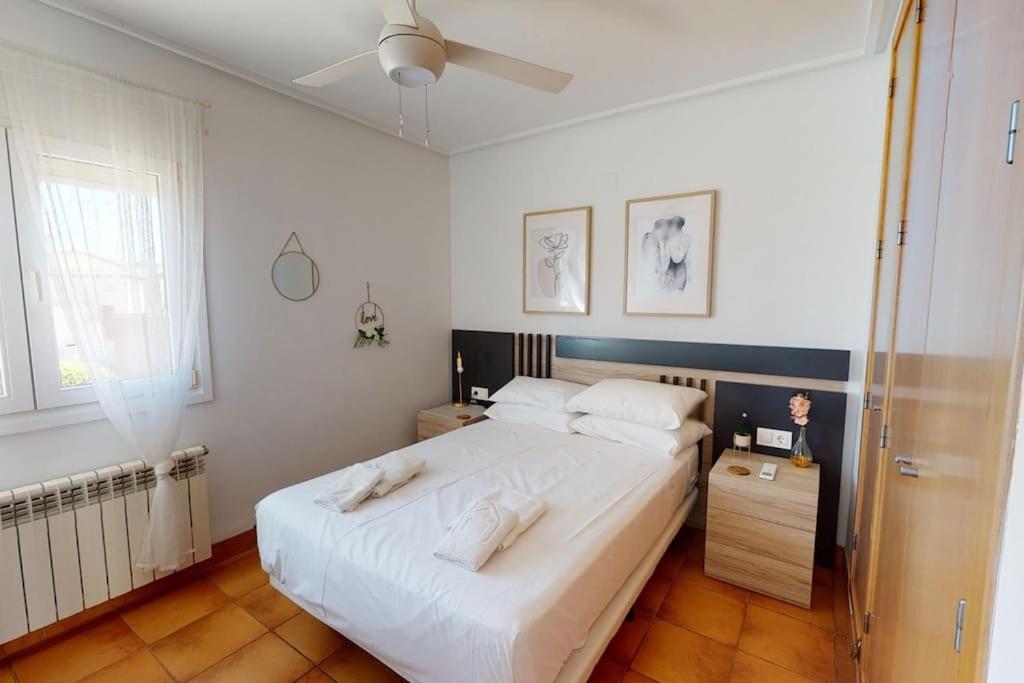 een slaapkamer met een groot bed met witte lakens bij Beautiful 3 bed villa on Mar Menor golf resort in Torre-Pacheco