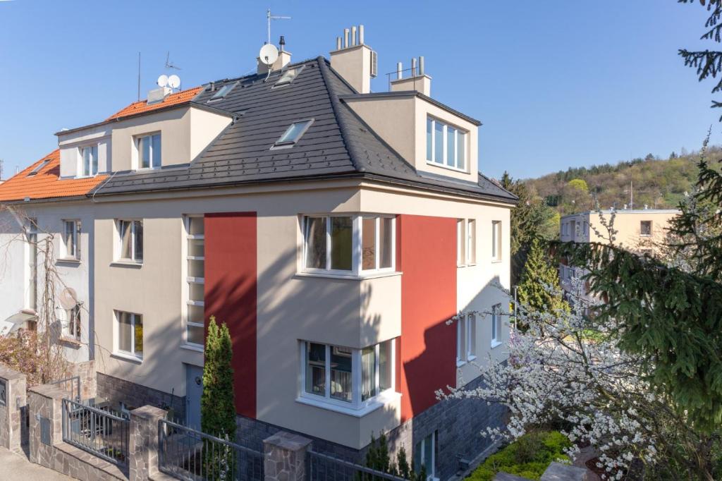 uma casa no lado de uma colina em Apartmán 2+kk, 50 m2 v klidné lokalitě. 10 min od centra Prahy. em Praga