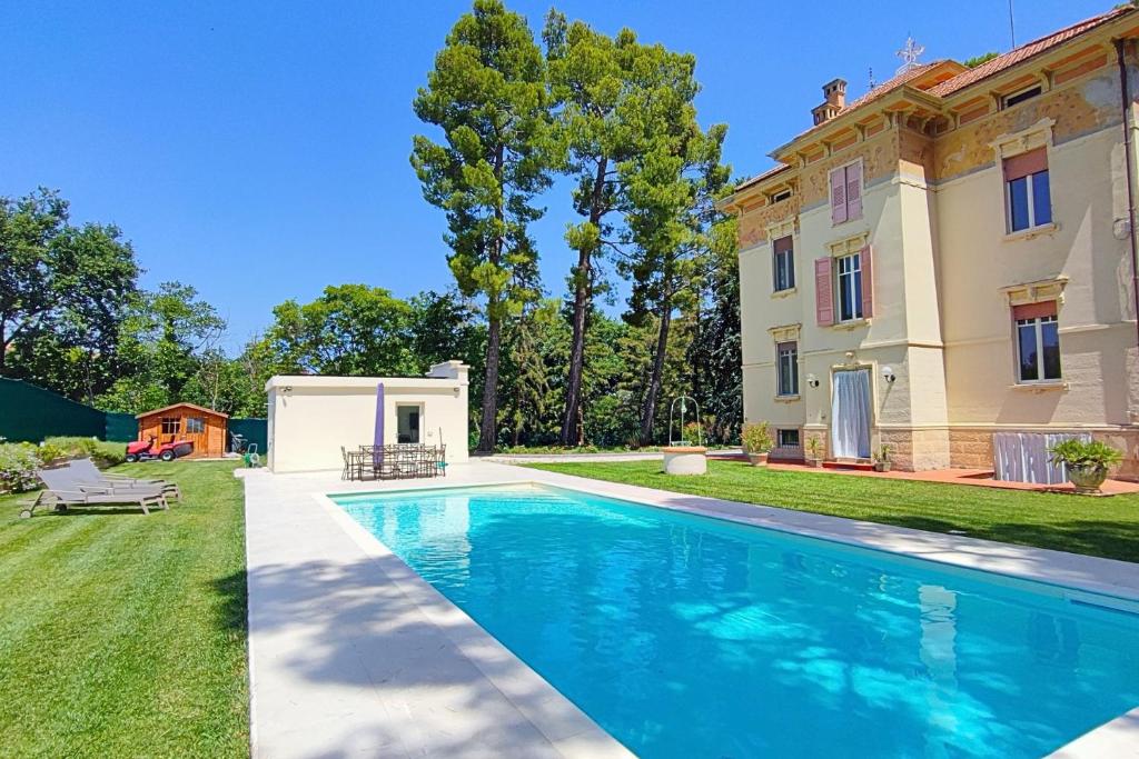 een zwembad voor een huis bij Villa Fazi - Liberty Style Villa With Private Pool & Park in Ortezzano