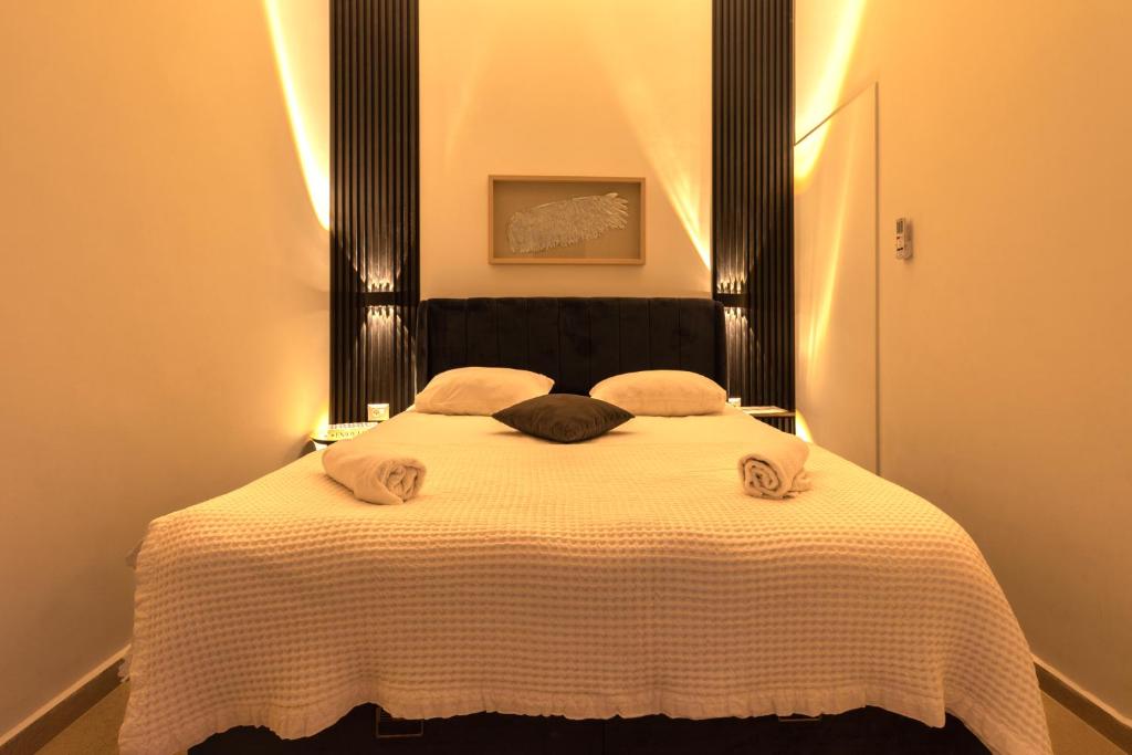 ein Schlafzimmer mit einem Bett mit zwei Handtüchern darauf in der Unterkunft La suite eilat in Eilat