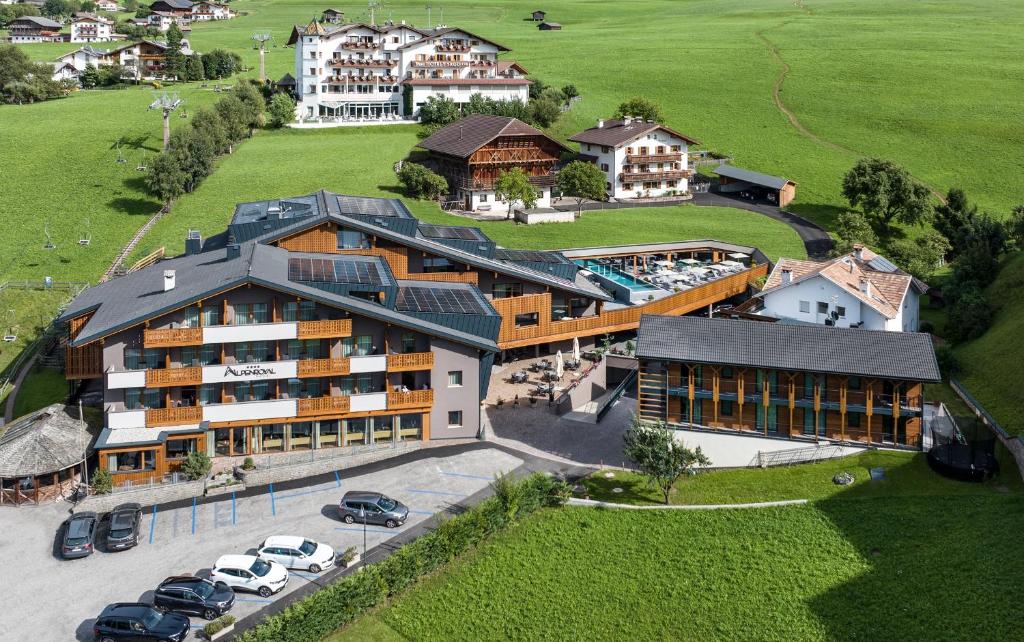 Et luftfoto af Hotel Alpenroyal