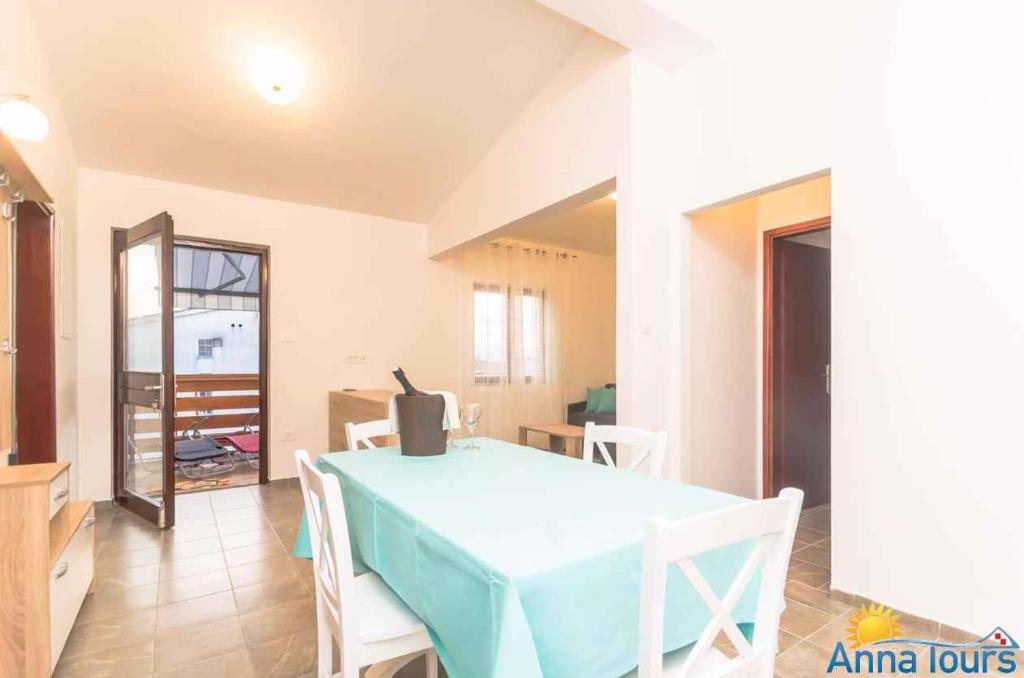 Zdjęcie z galerii obiektu Apartment in Njivice/Insel Krk 27855 w mieście Nijvice